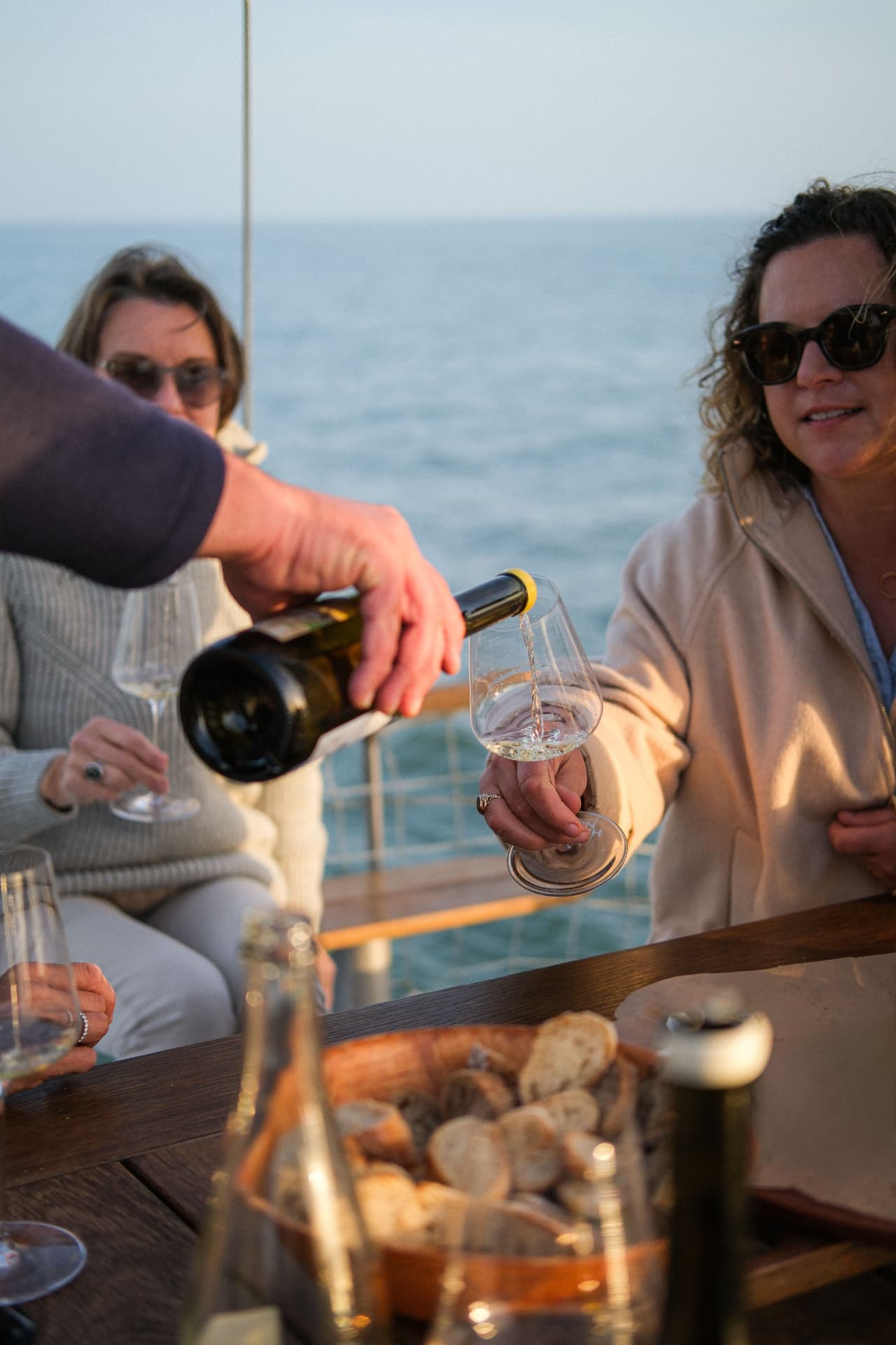Dégustation de vin sur le pont, face à l'océan, pendant la Croisière Vigneronne