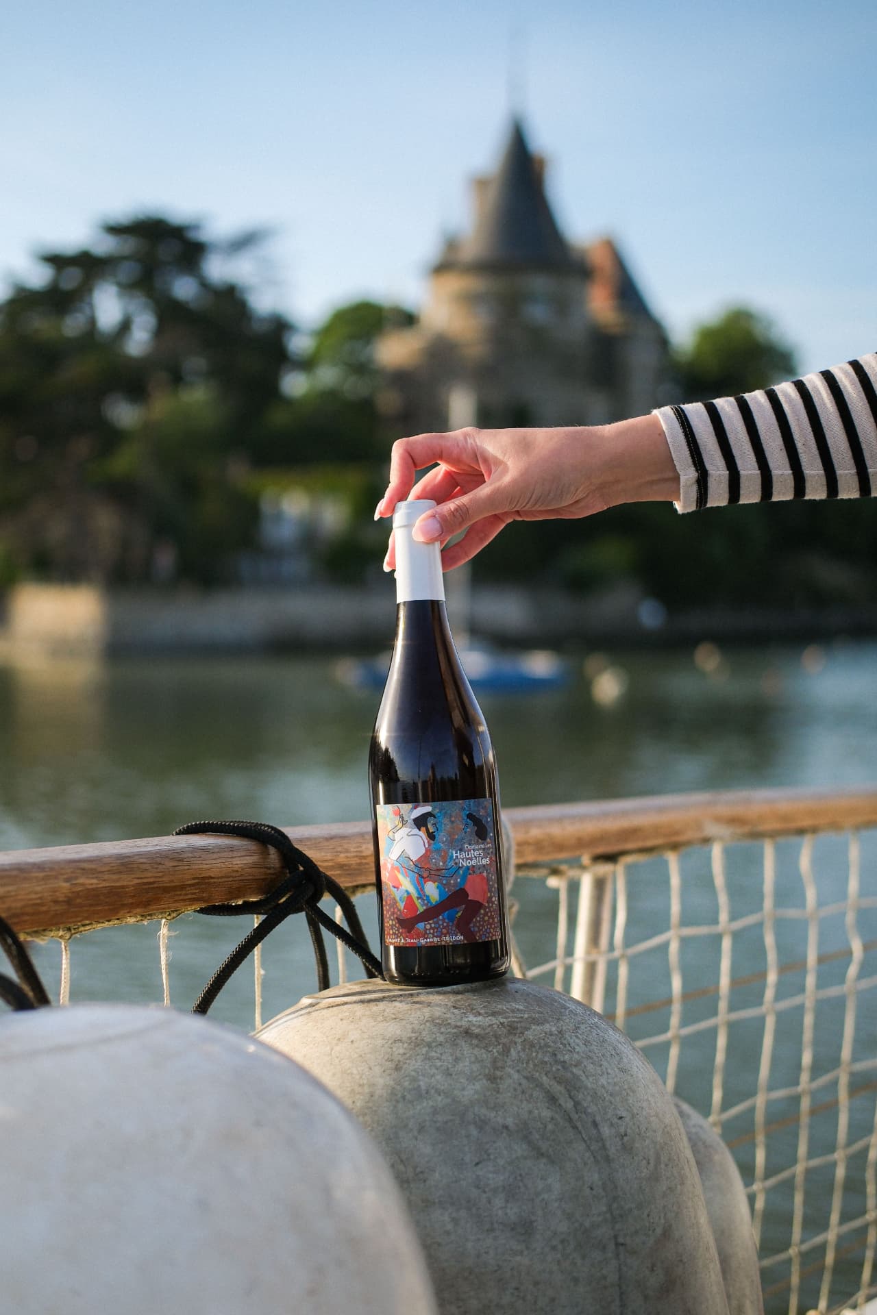 Bouteille du Domaine des Hautes Noëlles posée sur le bateau, dans le port de Pornic