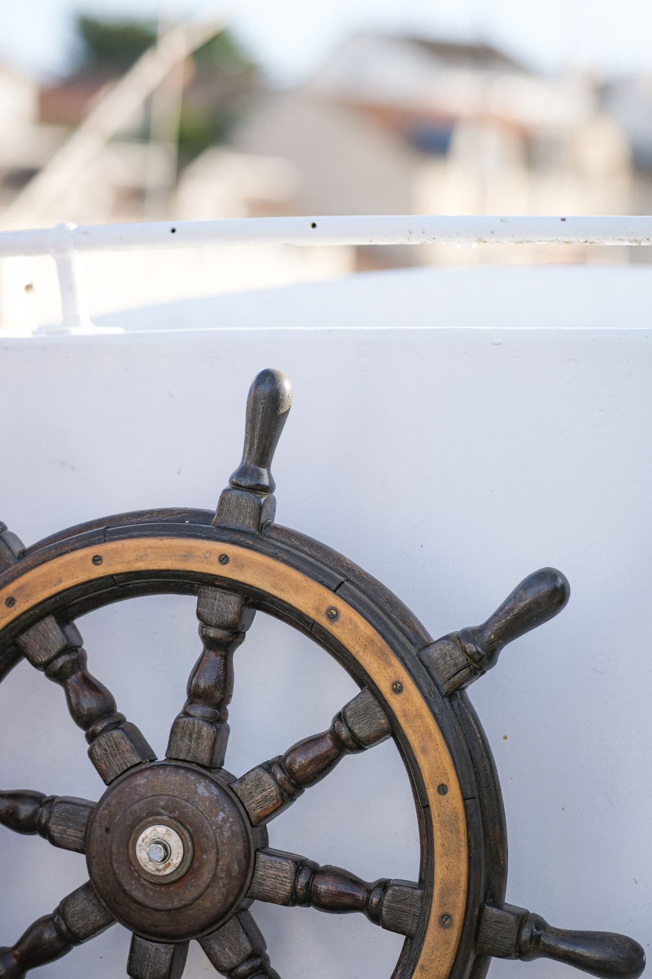 Gouvernail du voilier pendant la Croisière Vigneronne à Pornic